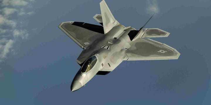 सबसे पहला स्थान रूस के अत्याधुनिक फाइटर जेट Su-57 Felon का है. यह विमान अद्वितीय स्टील्थ क्षमता, बेहतरीन गतिशीलता और अपेक्षाकृत कम लागत के चलते बाकी सभी विमानों को पीछे छोड़ता नजर आ रहा है. इसकी रफ्तार 2 मैक तक जाती है और रूसी वायुसेना इसे तेजी से शामिल कर रही है.