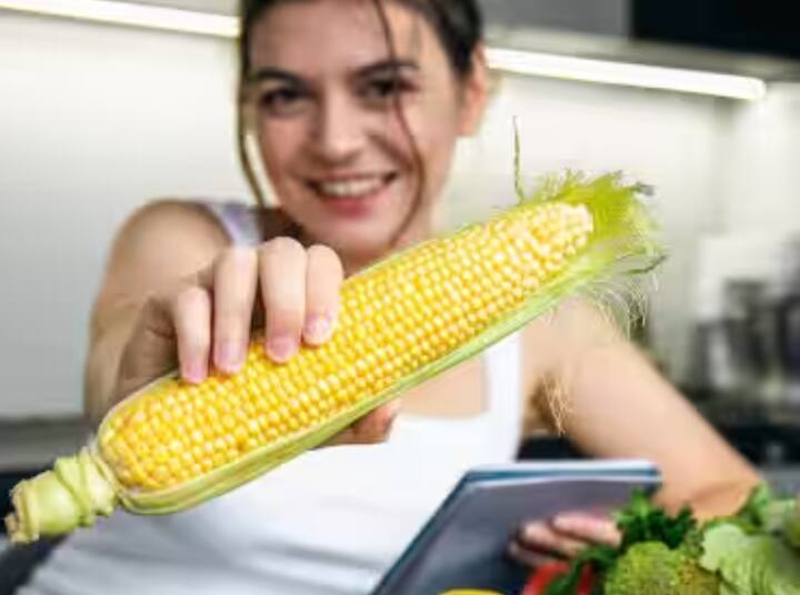 ਭਾਰ ਕੰਟਰੋਲ ਵਿੱਚ ਰੱਖਦੀ: ਘੱਟ ਕੈਲੋਰੀ ਅਤੇ ਜ਼ਿਆਦਾ ਫਾਈਬਰ ਵਾਲੀ ਛੱਲੀ ਪੇਟ ਨੂੰ ਲੰਬੇ ਸਮੇਂ ਤੱਕ ਭਰਿਆ ਰੱਖਦੀ ਹੈ, ਜੋ ਤੁਹਾਨੂੰ ਜ਼ਿਆਦਾ ਖਾਣ ਤੋਂ ਰੋਕਦੀ ਹੈ। ਇਹ ਉਨ੍ਹਾਂ ਲੋਕਾਂ ਲਈ ਇੱਕ ਸੰਪੂਰਨ ਸਨੈਕ ਹੈ ਜੋ ਭਾਰ ਘਟਾਉਣਾ ਚਾਹੁੰਦੇ ਹਨ ਜਾਂ ਘਟਾ ਰਹੇ ਹਨ।