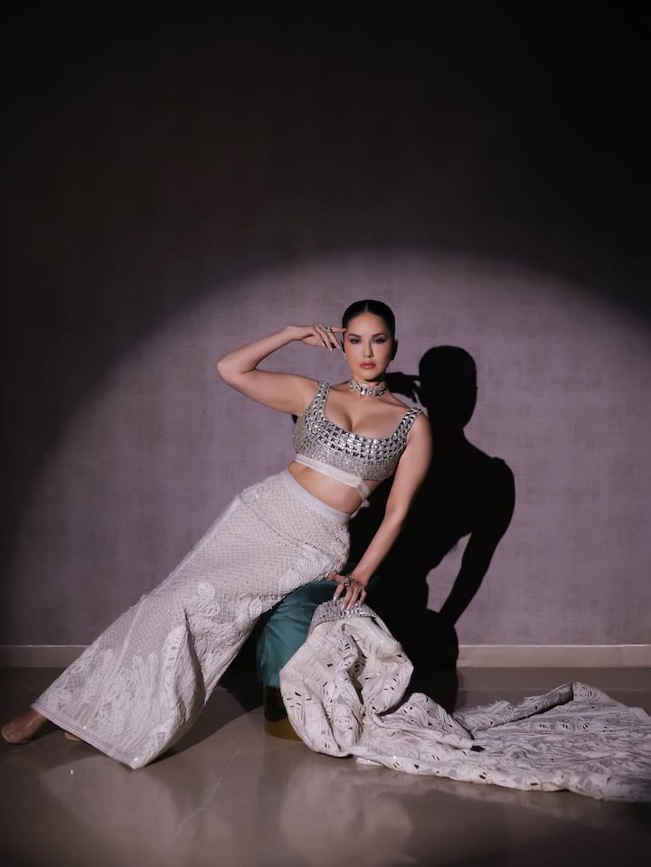The actress sometimes posed with overcoat and sometimes took off the overcoat and took pictures.