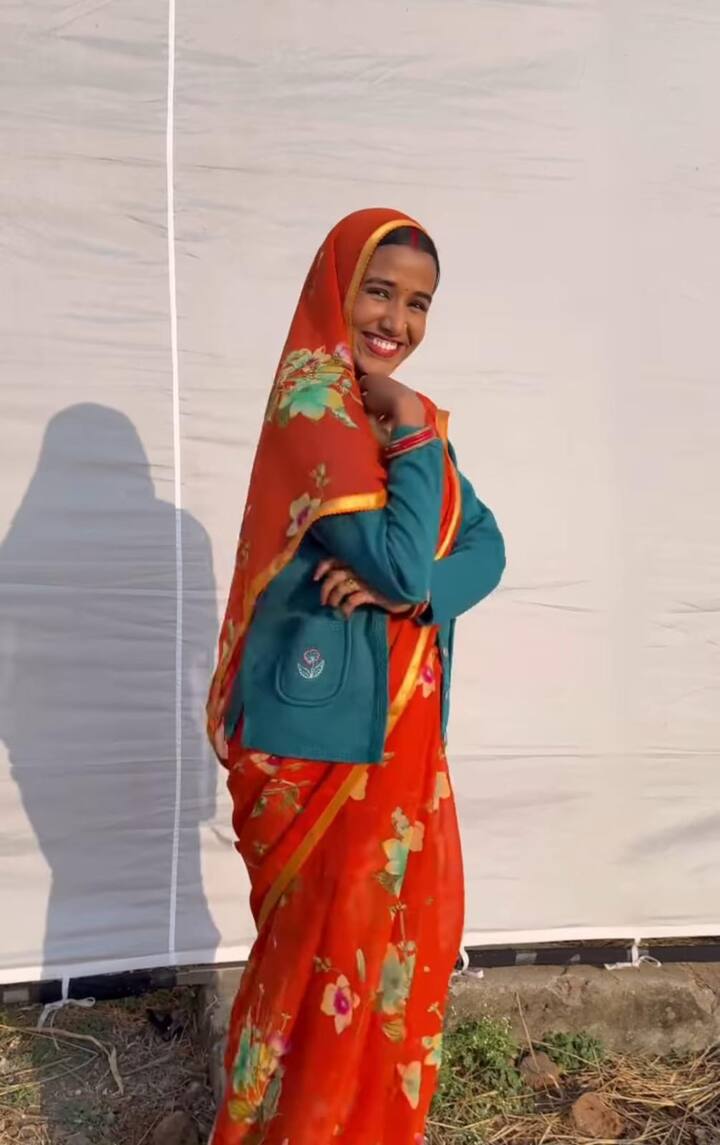 विकास की पत्नी खुशबू को अक्सर ही सीरीज में घूंघट ओढ़े और बहुत ही सिंपल तरीके से दिखाया गया. लेकिन असल जिंदगी में एक्ट्रेस बेहद हसीन है और सोशल मीडिया पर उनकी तस्वीरें अब वायरल हैं.