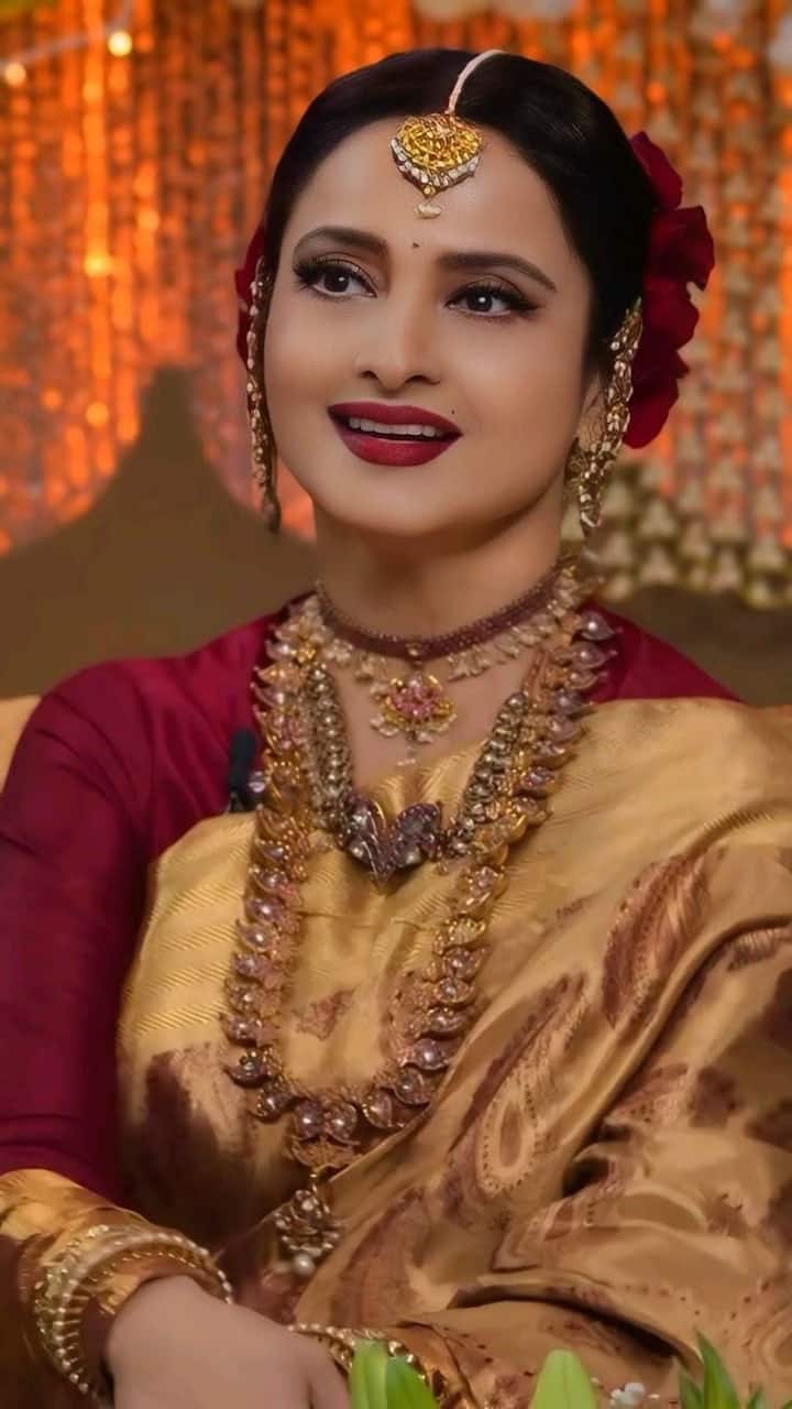 सावन के लिए परफेक्ट हैं दिग्गज कलाकार रेखा की ये साड़ियां 6 सावन के लिए एक्ट्रेस का ये लुक भी बहुत खूबसूरत है. आप गोल्डन कलर की साड़ी को मैरून या रेड ब्लाउज के साथ पेयर कर सकती हैं. इससे बहुत ही रॉयल लुक आएगा. हेवी ज्वेलरी और बालों में फूल लगाकर अपना लुक कंप्लीट कर सकती हैं.