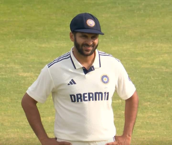 लीड्स में शार्दुल ठाकुर ने भी निराश किया, उन्होंने पूरे मैच में 2 विकेट लिए. वो उन्होंने लगातार 2 गेंदों पर लिए थे, लेकिन उसके आलावा उनका प्रदर्शन अच्छा नहीं रहा. पहली पारी में तो कप्तान ने उनसे सिर्फ 6 ही ओवर डलवाए, जिसमें उन्होंने 6.33 की इकॉनमी से 38 रन दिए.