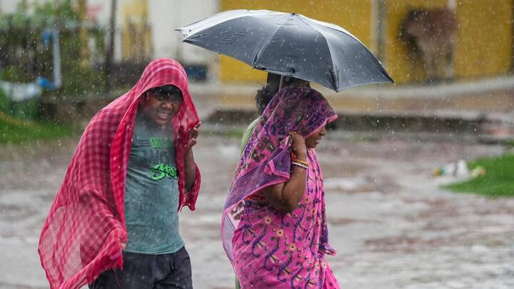 আজ মঙ্গলবার উত্তরবঙ্গে দার্জিলিং, জলপাইগুড়ি, আলিপুরদুয়ার জেলাতে ভারী বৃষ্টির সতর্কতা। বাকি সব জেলাতেই বজ্রবিদ্যুৎ সহ দু-এক পশলা বৃষ্টির পূর্বাভাস। 