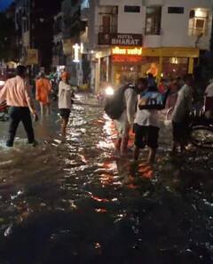 Varanasi News: मात्र घंटे भर की बारिश में जलमग्न हुई वाराणसी की सड़कें, जारी रही गंगा आरती- देखें तस्वीरें