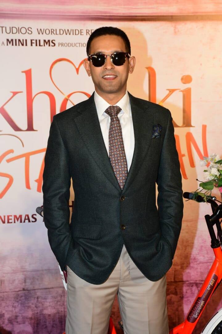 विक्रांत मैसी ने इस दौरान इवेंट में क्लीन शेव लुक में एंट्री ली, जो काफी अलग लग रहा था. बता दें, कि एक्टर अपनी आने वाली फिल्म के लिए अपनी दाढ़ी बढ़ा रहे थे, लेकिन इस इवेंट के लिए उन्होंने अपने लुक को पूरी तरह चेंज कर दिया..