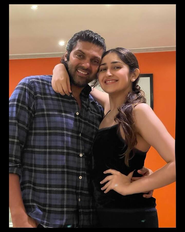 मलयालम एक्टर आर्या ने सायेशा से 2019 में शादी की. 17 साल की उम्र के फैसले की बाजूद कपल ने एक दूसरे को अपना जीवन साथी माना. अब कपल अपनी बेटी के साथ खुशी से जिंदगी बिताते हैं.