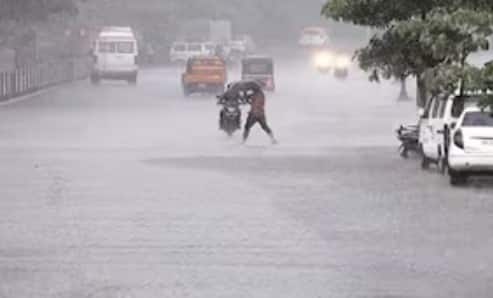 હવામાન વિભાગે જુલાઈ મહિનામાં સામાન્ય કરતા વધુ વરસાદ વરસવાની આગાહી વ્યક્ત કરી છે. આજે રાજ્યના 45 તાલુકામાં વરસાદ નોંધાયો. જેમાંથી વલસાડના કપરાડામાં સૌથી વધુ સાડા ત્રણ ઈંચ, ડાંગના સુબિરમાં દોઢ ઈંચ વરસાદ વરસ્યો હતો.