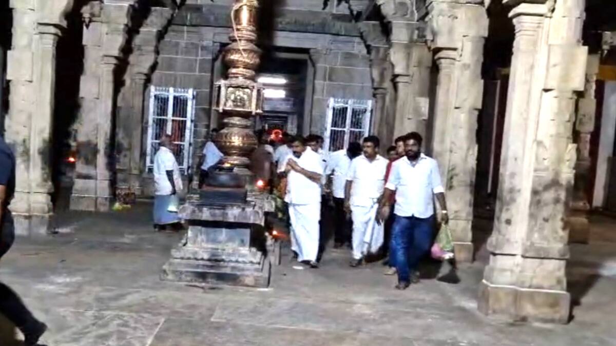 சட்டச் சிக்கல்களை போக்கும் சட்டைநாதர் கோயில்; சட்டை இல்லாமல் அமைச்சர் கே.என்.நேரு சாமி தரிசனம்