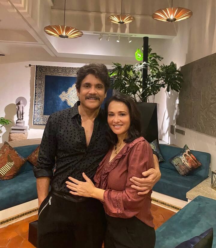 नागार्जुन अक्किनेनी और उनकी पत्नी अमाला के बीच 8 साल का एज गैप है. दोनों ने साथ में कई फिल्मों में काम किया है. कपल ने जून 1992 में सात फेरे लिए थे.