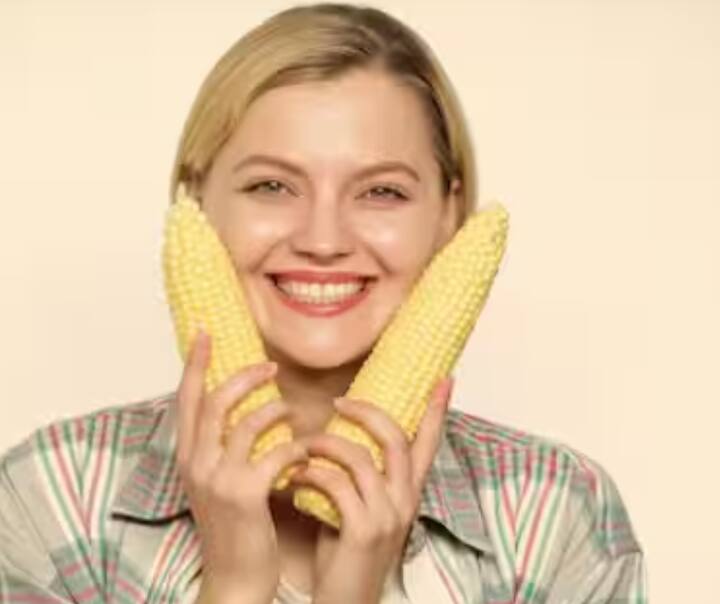 ਸਕਿਨ ਅਤੇ ਵਾਲਾਂ ਲਈ ਵਰਦਾਨ: ਛੱਲੀ ਵਿੱਚ ਮੌਜੂਦ ਵਿਟਾਮਿਨ ਈ ਅਤੇ ਬੀ-ਕੰਪਲੈਕਸ ਸਕਿਨ ਦੀ ਚਮਕ ਅਤੇ ਵਾਲਾਂ ਦੀ ਮਜ਼ਬੂਤੀ ਵਧਾਉਣ ਵਿੱਚ ਮਦਦ ਕਰਦੇ ਹਨ। ਜਦੋਂ ਮਾਨਸੂਨ ਵਿੱਚ ਚਮੜੀ ਚਿਪਚਿਪੀ ਮਹਿਸੂਸ ਹੋਣ ਲੱਗਦੀ ਹੈ, ਤਾਂ ਛੱਲੀ ਮਦਦਗਾਰ ਸਾਬਤ ਹੋ ਸਕਦੀ ਹੈ।