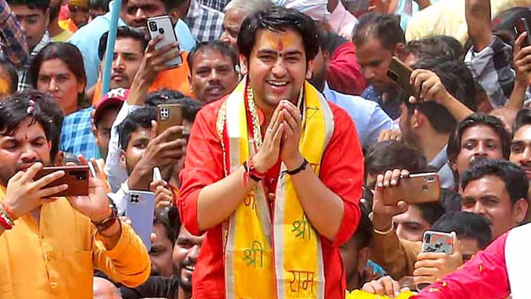 bageshwar dham Dhirendra krishna shastri reaction on Akhilesh Yadav under table fees controversy धीरेंद्र शास्त्री का अखिलेश यादव को करारा जवाब, 'अंडरटेबल फीस' विवाद पर कहा - 'उनकी रोटी...'