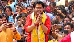 धीरेंद्र शास्त्री का अखिलेश यादव को करारा जवाब, 'अंडरटेबल फीस' विवाद पर कहा - 'उनकी रोटी...'