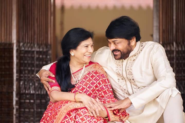 मेगास्टार चिरंजीवी कोनीडेला और उनकी पत्नी सुरेखा की प्रेम कहानी काफी मशहूर है. दोनों के बीच 10 साल का एज गैप है. बावजूद इसके कपल एक परफेक्ट रिश्ते में है. शादी के इतने सालों बाद भी इनका प्यार बिल्कुल फ्रेश लगता है