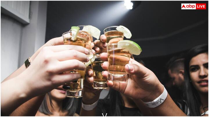 प्रत्येक ड्रिंक के बाद एक गिलास पानी पीने से डिहाइड्रेशन की दिक्कत कम होती है. सोने से पहले एक बड़ा गिलास पानी पीने से शरीर में लिक्विड की कमी नहीं रहती है. ग्रीन टी, हनी क्राइसेंथमम टी या सोडा वॉटर शराब के मेटाबॉलिज्म को बढ़ाने में मदद करते हैं.