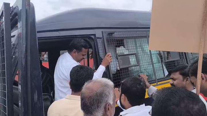 परिणामी आज वाढत्या असंतोषाच्या पार्श्वभूमीवर आज पुणे–बंगळुरू महामार्गासह राज्यातील अनेक महामार्गावर चक्काजाम आंदोलन करण्यात येत असून शेतकरी, शेतकरी संघटनांनी रस्त्यावर उतरून विरोध दर्शवला आहे.