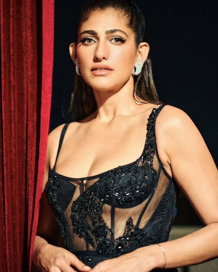 एक ऐसा वक्त आया जब उस शख्स ने परिवार की मजबूरियों का फायदा उठा एक्ट्रेस को मोलेस्ट करना शुरू कर दिया.