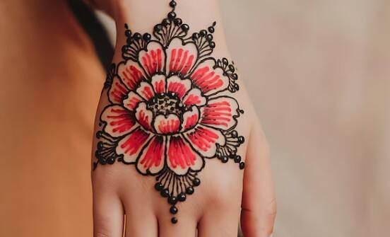 फ्लावर डिजाइन: इस डिजाइन में मेहंदी से हथेली पर जालीनुमा पैटर्न बनाया जाता है और उसके बीच फूलों की आकृति. सावन की रौनक के साथ यह डिजाइन भी सबका ध्यान खींचता है.