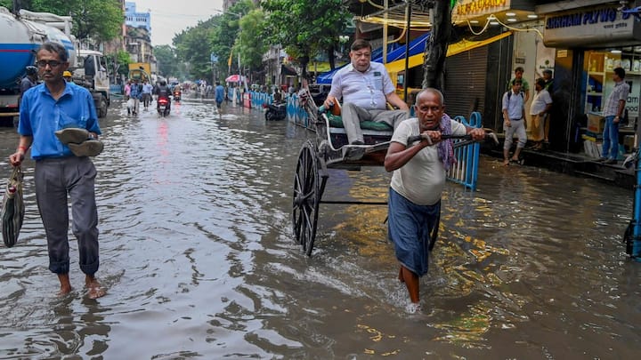 কলকাতায় আজ প্রধানত মেঘলা আকাশের সম্ভাবনা। দু এক পশলা হালকা থেকে মাঝারি বৃষ্টির পূর্বাভাস। বজ্রবিদ্যুৎ সহ বৃষ্টির সতর্কতা। বৃষ্টিতে সাময়িক স্বস্তি মিলবে। বৃষ্টি না হলে অস্বস্তি হতে পারে।