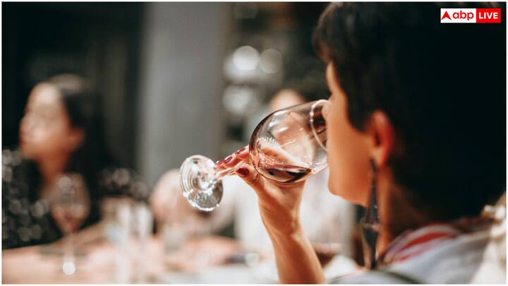 मॉडर्न लाइफस्टाइल में शराब पीना बेहद आम हो चुका है, लेकिन इसके बाद हैंगओवर काफी लोगों को परेशान करता है. हम आपको ऐसे तरीके बता रहे हैं, जिनसे हैंगओवर की टेंशन खत्म हो जाएगी.