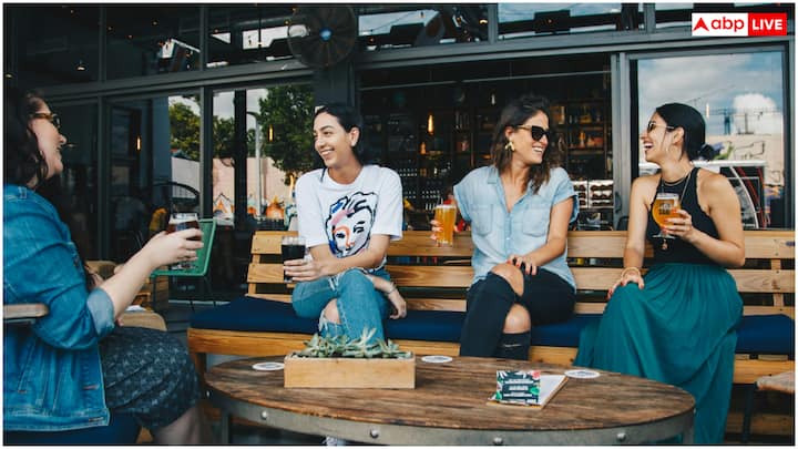 शराब पीने से पहले कार्बोहाइड्रेट और वसा युक्त भोजन जैसे पास्ता, एवोकाडो या नट्स खाएं. इससे शराब का अवशोषण धीमा होता है. खाली पेट शराब पीने से हैंगओवर के लक्षण बदतर हो सकते हैं. वोडका, जिन या रम जैसी हल्की शराब में कॉन्जनर्स की मात्रा कम होती है, जिससे हैंगओवर की दिक्कत भी कम होने के आसार रहते हैं. इसके अलावा पर्याप्त नींद लेने से हैंगओवर का खतरा कम होता है.