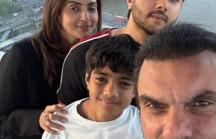 अब लंबे समय के बाद पूरा परिवार इन दिनों लंदन में वेकेशन मनाने पहुंचा हुआ है. जहां सोहेल और सीमा एक साथ पोज देते दिखे हैं.