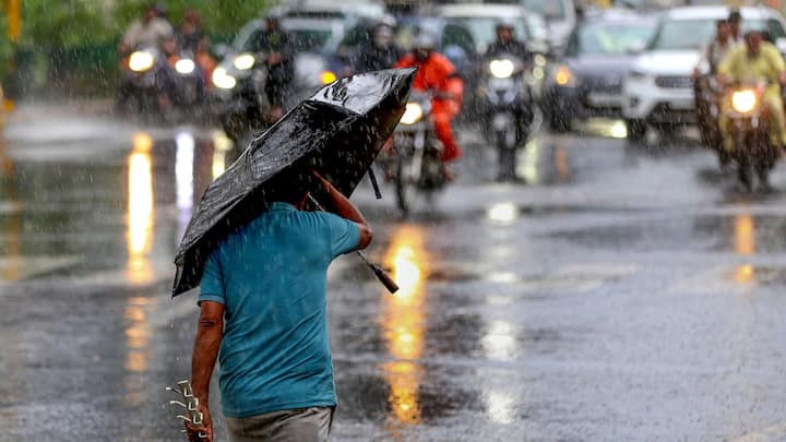 বুধবার ও বৃহস্পতিবার দার্জিলিং, কালিম্পং, জলপাইগুড়ি, আলিপুরদুয়ার, কোচবিহার ওপরের পাঁচ জেলাতেই বিক্ষিপ্তভাবে ভারী বৃষ্টি। বৃষ্টির পরিমাণ বেশি হতে পারে আলিপুরদুয়ার জেলাতে। বাকি সব জেলাতেই বজ্রবিদ্যুৎ সহ দু-এক পশলা বৃষ্টির পূর্বাভাস।