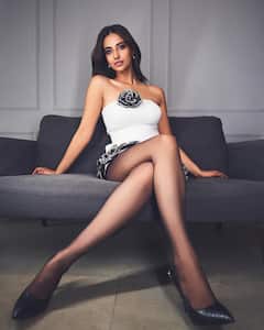 Meenakshi Chaudhary : పొడుగు మీనూ..పొట్టి ఫ్రాకు - వయ్యారంగా ఫోజులు!