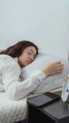 मोबाईल जवळ ठेवून झोपण्याचे काय आहेत तोटे!