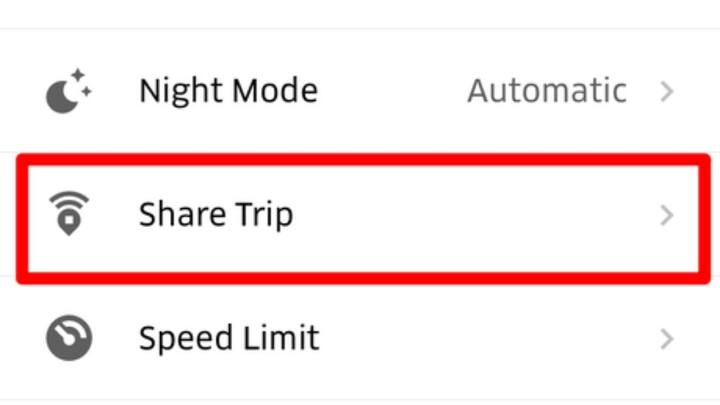 క్యాబ్ లో కూర్చున్న తర్వాత మీ ట్రిప్ వివరాలను మీ సన్నిహిత స్నేహితుడు లేదా కుటుంబ సభ్యులతో పంచుకోండి. దాదాపు అన్ని యాప్ లలో 'షేర్ ట్రిప్' అనే ఆప్షన్ ఉంటుంది. దీనితో వారు మీ క్యాబ్ ఎప్పుడు ఎక్కడ ఉందో ట్రాక్ చేస్తూ ఉంటారు.