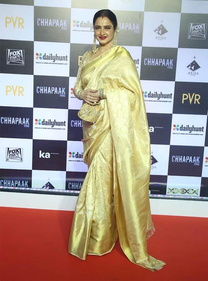 सावन के लिए परफेक्ट हैं दिग्गज कलाकार रेखा की ये साड़ियां 2 एक्ट्रेस के कई साड़ी लुक्स हैं जिन्हें आप इस सावन रिक्रिएट कर सकती हैं. इस गोल्डन सिल्क साड़ी को एक्ट्रेस ने छपाक के प्रीमियर के दौरान पहना था. ऐसी 1 साड़ी आपके वार्डरोब में भी होनी चाहिए.