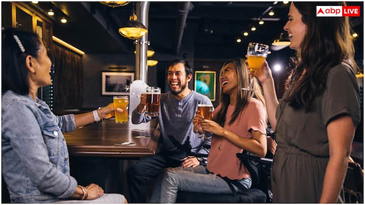 कई रिसर्च में सामने आया है कि शराब के सेवन से साइटोकिन्स (cytokines) का लेवल स्तर बढ़ता है, जो सूजन (inflammation) और हैंगओवर के लक्षणों को बढ़ाता है. वहीं, गहरे रंग की शराब जैसे व्हिस्की और रेड वाइन में कॉन्जनर्स ज्यादा होते हैं, जो हैंगओवर की तीव्रता को बढ़ाते हैं.