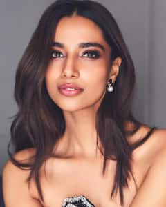 Meenakshi Chaudhary : పొడుగు మీనూ..పొట్టి ఫ్రాకు - వయ్యారంగా ఫోజులు!