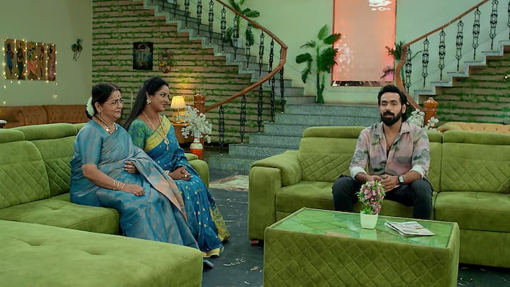 రాజ్ కార్టూన్ చూసి ఎంజాయ్ చేస్తుంటే అక్కడకు వెళ్లిన ఇందిరాదేవి, అపర్ణ..కళావతిపై కోపం రాలేదాఅని అడుగుతారు. కళావతి గారు ఆఫీసుకే కదా వెళ్లారు రాగానే నా మనసులో మాట చెప్పేస్తాను అంటాడు.