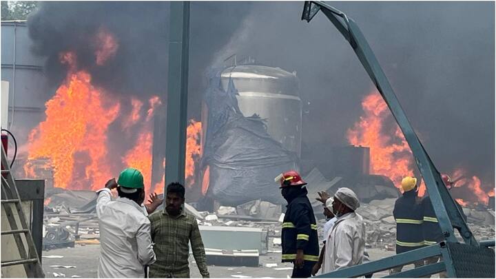 ఎన్టీఆర్ఎఫ్, ఎస్డీఆర్ఎఫ్, హైడ్రా సిబ్బంది, ఫైర్ సిబ్బంది సహాయక చర్యలు కొనసాగిస్తున్నాయి. రెస్క్యూ ఆపరేషన్ లో శిథిలాల కింద కార్మికుల మృతదేహాలు వెలికితీసి హాస్పిటల్కు తరలిస్తున్నారు. అడ్మినిస్ట్రేషన్ బిల్డింగ్ శిథిలాలు తొలగిస్తున్నారు.