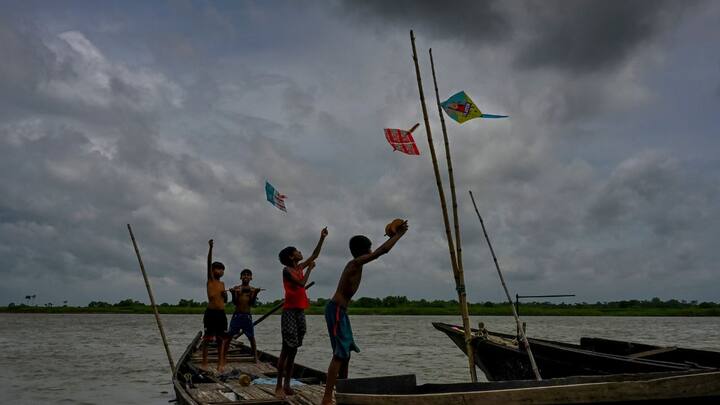শুক্রবার বৃষ্টির সম্ভাবনা বাড়বে। আজ সর্বনিম্ন তাপমাত্রা ২৬.২ ডিগ্রি। গতকাল দিনের সর্বোচ্চ তাপমাত্রা ছিল ৩০.১ ডিগ্রি। বাতাসে জলীয় বাষ্পের পরিমাণ আপেক্ষিক আর্দ্রতা ৯১ থেকে ৯৭ শতাংশ। বৃষ্টি হয়েছে ১৭.৮ মিলিমিটার।