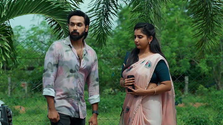 మీరు మా బాస్ లా యాక్ట్ చేయండని బతిమలాడుతుంది. నావల్లకాదు అనేస్తాడు మాలాంటి వాళ్లకోసం ఎందుకు హెల్ప్ చేస్తారు ఆ యామిని లాంటివాళ్లు చనిపోతానని బెదిరిస్తే మాత్రం ఇష్టంలేకపోయినా ఒప్పుకుంటారు అంటుంది. కంపెనీని నమ్ముకున్నచాలామంది రోడ్డునపడతారని కావ్య అంటుంది