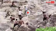 नदी में अचानक आया सैलाब, बहने लगीं लड़कियां; ये वीडियो देखकर सिहर उठेंगे आप