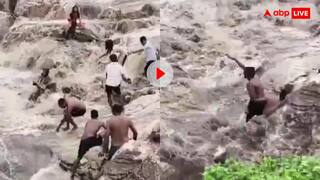 नदी में अचानक आया सैलाब, बहने लगीं लड़कियां; ये वीडियो देखकर सिहर उठेंगे आप