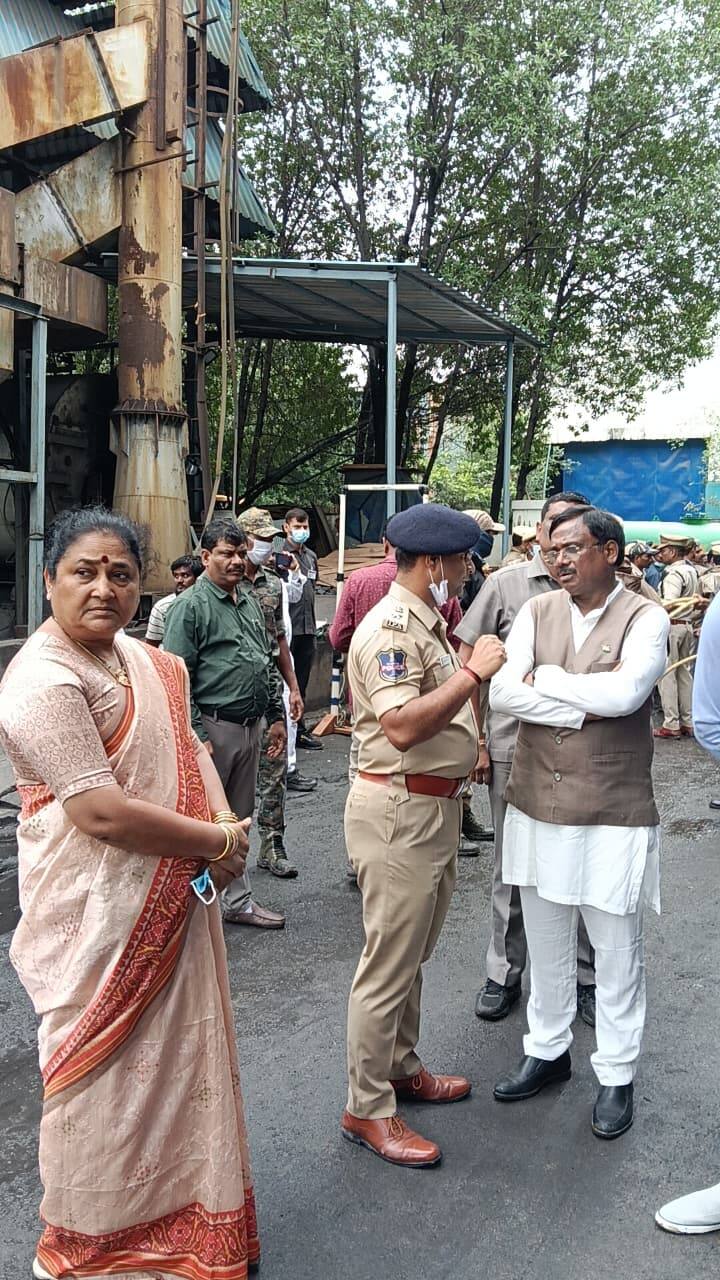 మంత్రి గడ్డం వివేక్ వెంకట స్వామి మంగళవారం ఉదయం పాశమైలారంలో ఘటన స్థలానికి చేరుకుని పరిశీలించారు. జిల్లా ఇంచార్జి మంత్రి కావడంతో సహాయకచర్యలను పర్యవేక్షించారు. అధికారులను అడిగి వివరాలు తెలుసుకుంటున్నారు.