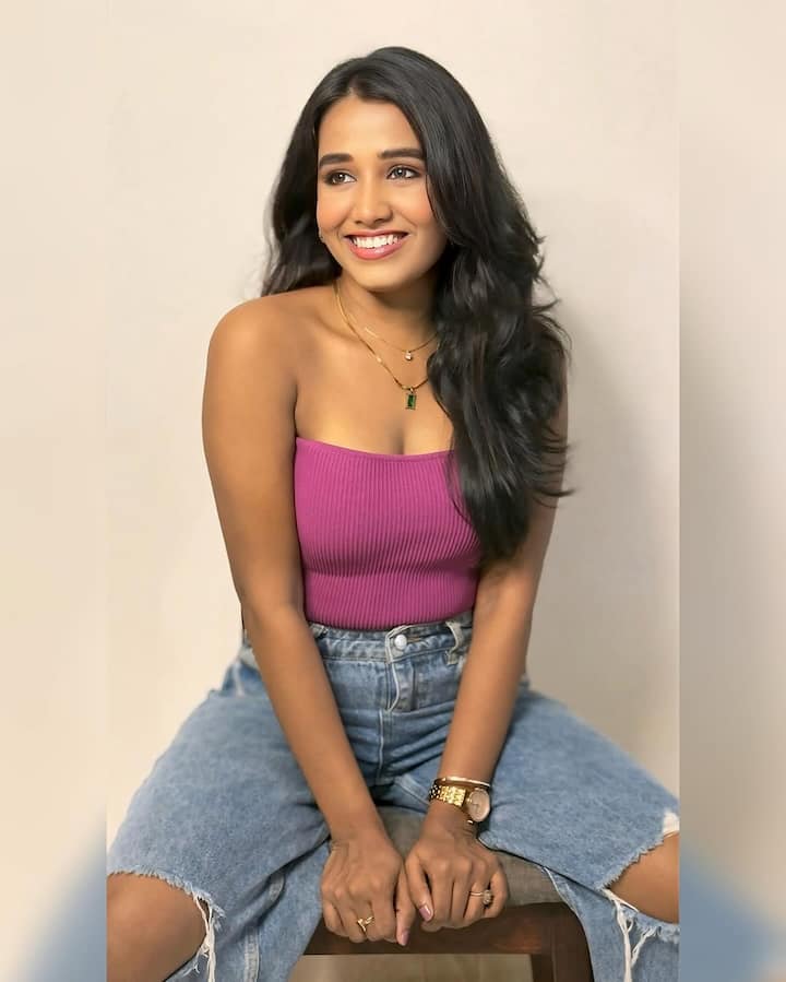 रियल लाइड में तृप्ति साहू बहुत ही गॉर्जियस हैं. इस फोटो में एक्ट्रेस को पिंक ऑफ शोल्डर टॉप में देखा जा सकता है. एक्ट्रेस की ये तस्वीर देख फैंस हैरान है कि रील और रियल लाइफ में विकास की पत्नी कितनी अलग है.
