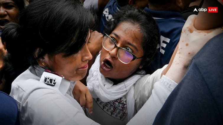 कोलकाता लॉ छात्रा गैंगरेप केस: ‘पीड़िता की पहचान उजागर करना अपराध’, बंगाल पुलिस ने चेताया कोलकाता लॉ छात्रा गैंगरेप केस: ‘पीड़िता की पहचान उजागर करना अपराध’, बंगाल पुलिस ने चेताया