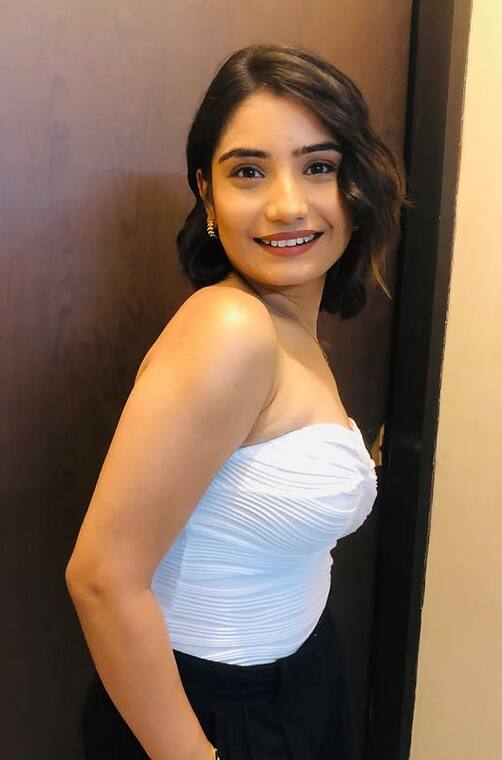 इस लुक में वो स्ट्रैपलेस व्हाइट कलर के टॉप में नजर आ रही हैं. इस लुक के साथ उन्होंने ब्लैक पैंट कैरी किया है.