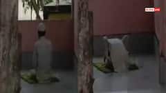 Watch: मुस्लिम शख्स ने मंदिर परिसर में पढ़ी नमाज, हिंदू संगठन नाराज़, वीडियो वायरल
