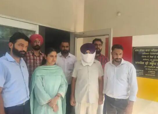 ਵਿਜੀਲੈਂਸ ਦਾ ਵੱਡਾ ਐਕਸ਼ਨ! DSP ਦੇ ਰੀਡਰ ਨੂੰ ਰਿਸ਼ਵਤ ਲੈਂਦਿਆਂ ਕੀਤਾ ਗ੍ਰਿਫ਼ਤਾਰ, ਜਾਣੋ ਪੂਰਾ ਮਾਮਲਾ Vigilance Arrest DSP Assistant Reader ਵਿਜੀਲੈਂਸ ਦਾ ਵੱਡਾ ਐਕਸ਼ਨ! DSP ਦੇ ਰੀਡਰ ਨੂੰ ਰਿਸ਼ਵਤ ਲੈਂਦਿਆਂ ਕੀਤਾ ਗ੍ਰਿਫ਼ਤਾਰ, ਜਾਣੋ ਪੂਰਾ ਮਾਮਲਾ