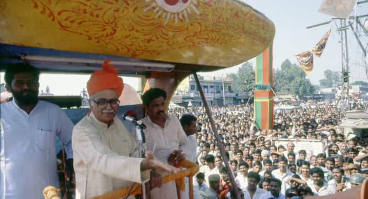 जिन आतंकियों ने लालकृष्ण आडवाणी की रथयात्रा के रूट पर लगाया था बम, पुलिस ने 14 साल बाद किया गिरफ्तार Tamil Nadu coimbatore police arrests two terrorists from andhra pradesh Lal Krishna Advani Rath yatra bomb bjp office attack जिन आतंकियों ने लालकृष्ण आडवाणी की रथयात्रा के रूट पर लगाया था बम, पुलिस ने 14 साल बाद किया गिरफ्तार