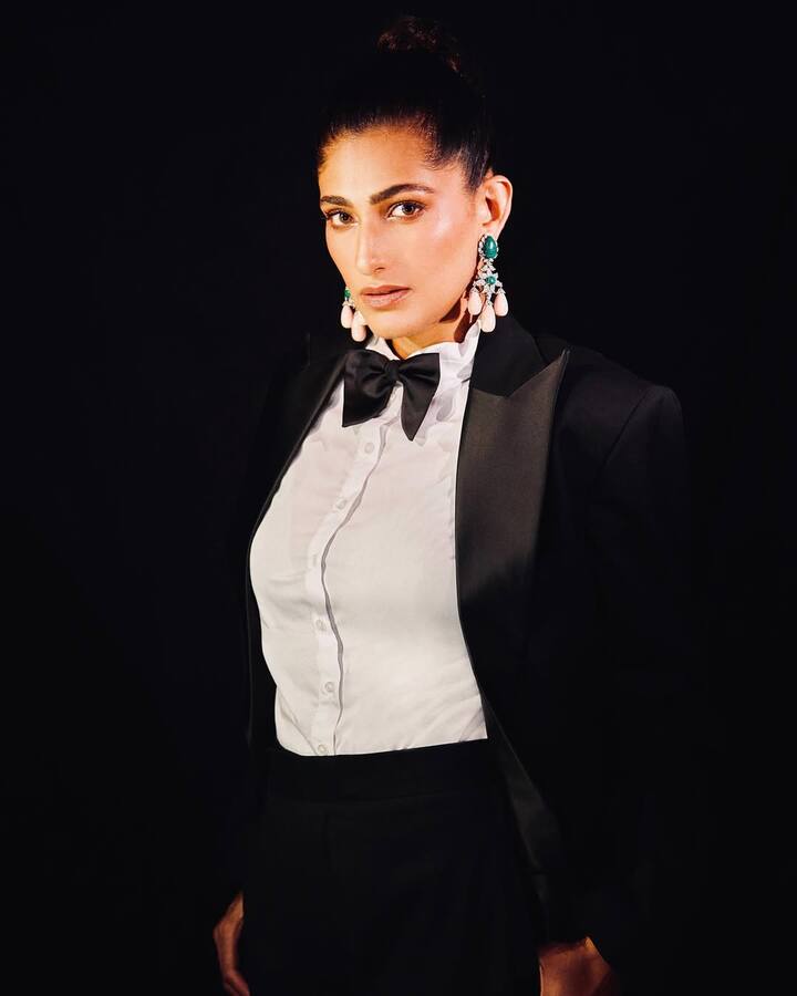 ये हसीना कोई और नहीं बल्कि सेक्रेड गेम्स फेम कुब्रा सैत हैं. इस हसीना ने अपनी किताब ओपन बुक में लाइफ से जुड़े कई खुलासे किए थे.