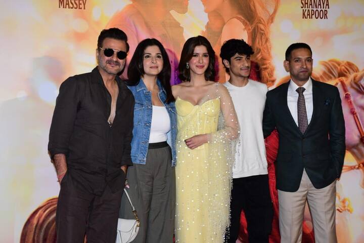 ट्रेलर लॉन्च के इवेंट में बेटी शनाया को सपोर्ट करने उनके मम्मी-पापा महीप और संजय पहुंचे थे. दोनों ने इस खास मौके पर मौजूद रहकर बेटी का हौसला बढ़ाया.