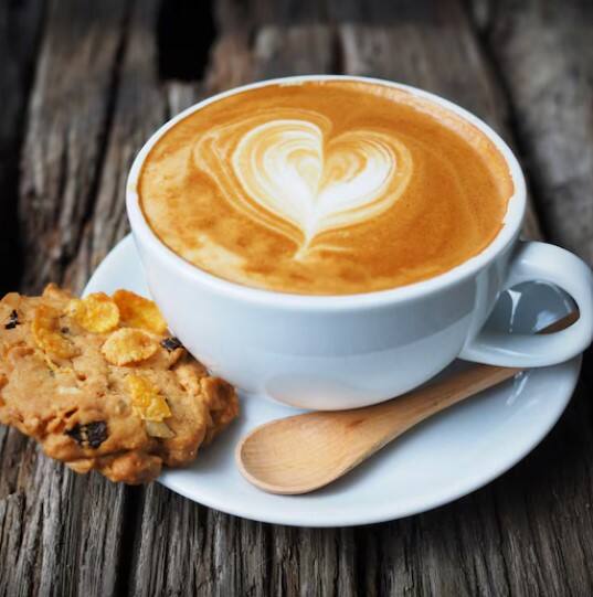 ਜੇ ਤੁਹਾਨੂੰ ਸਵੇਰੇ ਕਾਫੀ ਪੀਣੀ ਪਸੰਦ ਹੈ ਤਾਂ ਇਹ ਤੁਹਾਡੇ ਲਈ ਲਾਭਕਾਰੀ ਹੋ ਸਕਦੀ ਹੈ। ਅਧਿਐਨ ਦੱਸਦੇ ਹਨ ਕਿ ਕਾਫੀ ਨਾ ਸਿਰਫ ਊਰਜਾ ਦਿੰਦੀ ਹੈ, ਸਗੋਂ ਉਮਰ ਵਧਣ ਦੀ ਪ੍ਰਕਿਰਿਆ ਨੂੰ ਹੌਲੀ ਕਰਕੇ ਲੰਬੀ ਉਮਰ ਵਿੱਚ ਵੀ ਮਦਦ ਕਰ ਸਕਦੀ ਹੈ। ਕੈਫੀਨ ਦੇ ਸਿਹਤ ਨਾਲ ਜੁੜੇ ਕਈ ਲਾਭ ਹਨ, ਜਿਵੇਂ ਕਿ ਉਮਰ ਨਾਲ ਆਉਣ ਵਾਲੀਆਂ ਬਿਮਾਰੀਆਂ ਦਾ ਖ਼ਤਰਾ ਘੱਟ ਹੋ ਜਾਂਦਾ ਹੈ।