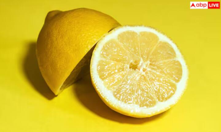 ਕੀੜਿਆਂ ਨੂੰ ਘਰ ਤੋਂ ਦੂਰ ਰੱਖਣ ਦਾ ਸਭ ਤੋਂ ਆਸਾਨ ਤਰੀਕਾ ਹੈ ਨਿੰਬੂ ਅਤੇ ਬੇਕਿੰਗ ਸੋਡਾ। ਨਿੰਬੂ ਦੇ ਰਸ ਅਤੇ ਬੇਕਿੰਗ ਸੋਡੇ ਨੂੰ ਮਿਲਾ ਕੇ ਇੱਕ ਬੋਤਲ ਵਿੱਚ ਭਰ ਲਓ। ਹੁਣ ਇਸਨੂੰ ਘਰ ਦੇ ਕੋਨਿਆਂ ਵਿੱਚ ਸਪਰੇਅ ਕਰੋ। ਇਸਨੂੰ ਉਹਨਾਂ ਥਾਵਾਂ 'ਤੇ ਸਪਰੇਅ ਕਰੋ ਜਿੱਥੇ ਜ਼ਿਆਦਾ ਕੀੜੇ ਹਨ, ਜਿਵੇਂ ਕਿ ਰਸੋਈ, ਬਾਥਰੂਮ ਅਤੇ ਬੈੱਡਰੂਮ।