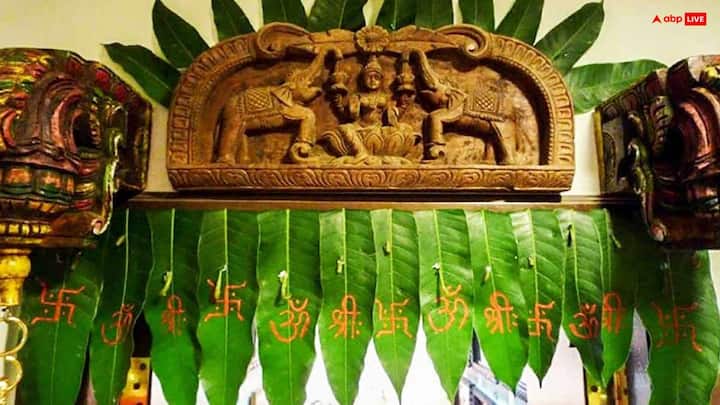 सावन हरियाली का महीना माना जाता है. ऐसे में सावन के शुरू होते ही घर में आम के पत्तों का तोरण लगाएं. इससे प्राकृतिक ऊर्जा का संचार बढ़ता है.